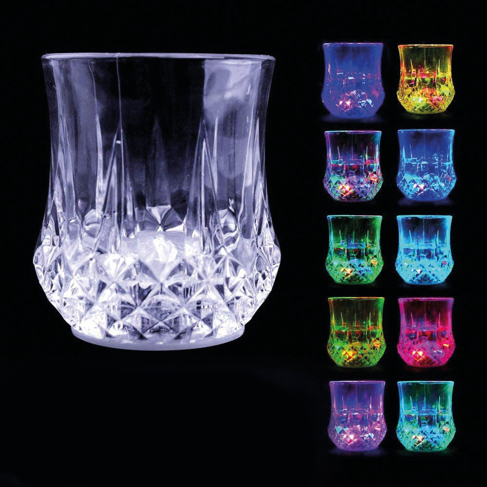 LED-Wasserbecher mit Kristalloptik: leuchtet in verschiedenen Farben – farbige Beispiele rechts im Bild.