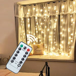 ED-Lichtervorhang mit Fernbedienung, an Gardinen angebracht, dekorativ über einem Fenster.