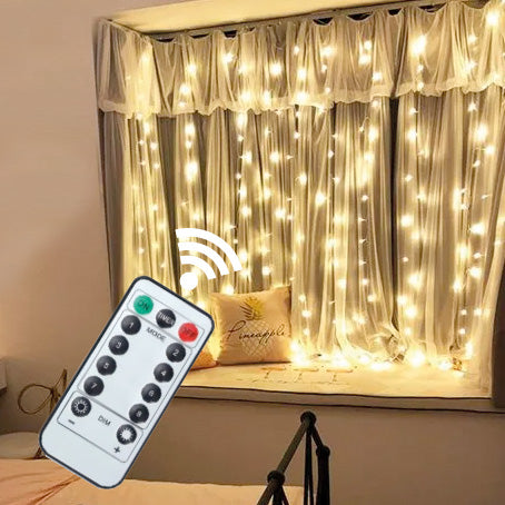 ED-Lichtervorhang mit Fernbedienung, an Gardinen angebracht, dekorativ über einem Fenster.