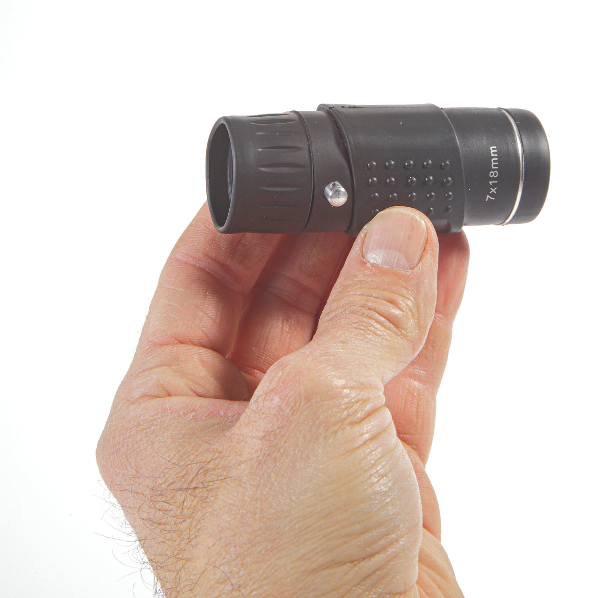 Eine Hand hält ein kleines schwarzes Taschenfernglas mit der Aufschrift „7×18 mm“.