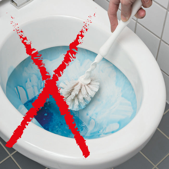 Eine WC-Bürste wird in der Toilette verwendet; ein rotes X signalisiert, dass dies nicht mehr nötig ist, bei Verwendung der WC-Kugeln.