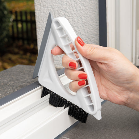 Handkehrset mit Griff, Gummilippe und Borsten – ideal zur Reinigung von Fensterrahmen und Schienen.