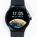 Smart Watch mit Weltkugel auf dem Zifferblatt und gut lesbarer, digitaler Zeitanzeige
