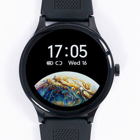 Smart Watch mit Weltkugel auf dem Zifferblatt und gut lesbarer, digitaler Zeitanzeige
