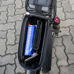Fahrradtasche offen, Taschentücher, Geldbeutel und weitere Accessoires sind darin untergebracht