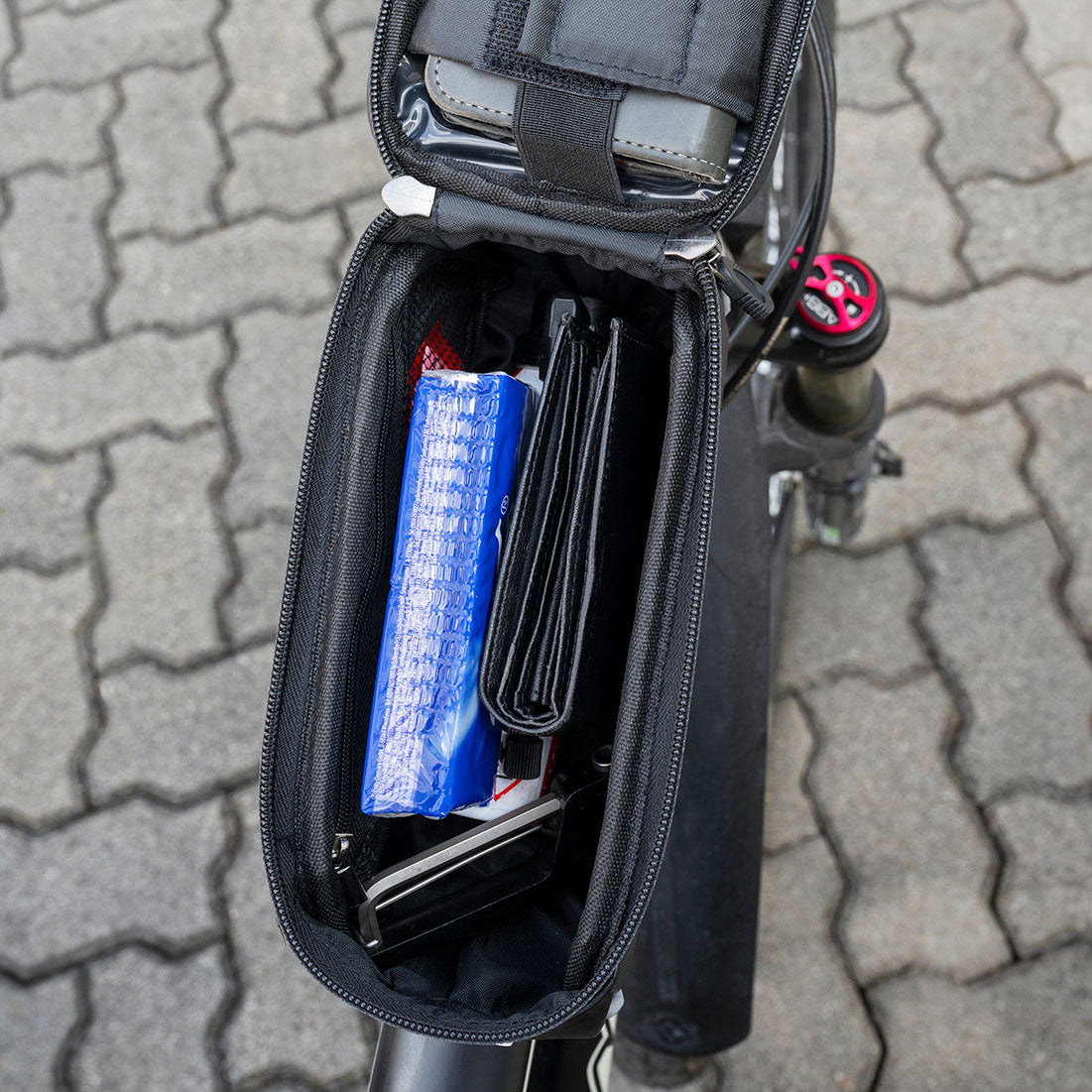 Fahrradtasche offen, Taschentücher, Geldbeutel und weitere Accessoires sind darin untergebracht