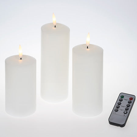 Drei Echtwachskerzen mit flackerndem LED-Licht, inklusive Fernbedienung für bequemes Ein- und Ausschalten.