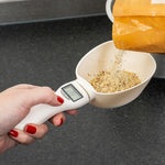 Produktaufnahme digitale Handwaage mit Schöpflöffel, Anzeige und Bedienung im Griff