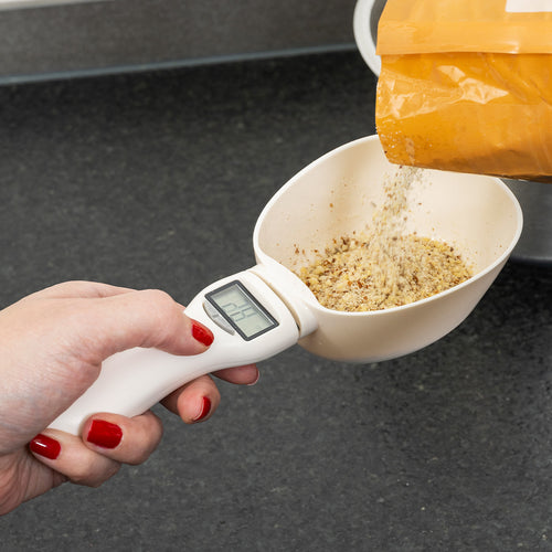 Produktaufnahme digitale Handwaage mit Schöpflöffel, Anzeige und Bedienung im Griff