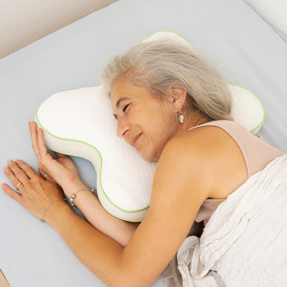 Ergonomisches Schmetterlingskissen – ideal zur Entlastung von Nacken und Schultern beim Schlafen.