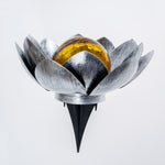 Sachaufnahme der Solar-Lotusblume mit Erdspiess