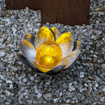 Warm leuchtendes Solar-Licht Lotusblume im Kiesbett