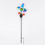 Solar-Kolibri mit Glaskugel und Blumenmotiv – dekorativer Gartenstecker mit LED-Licht.