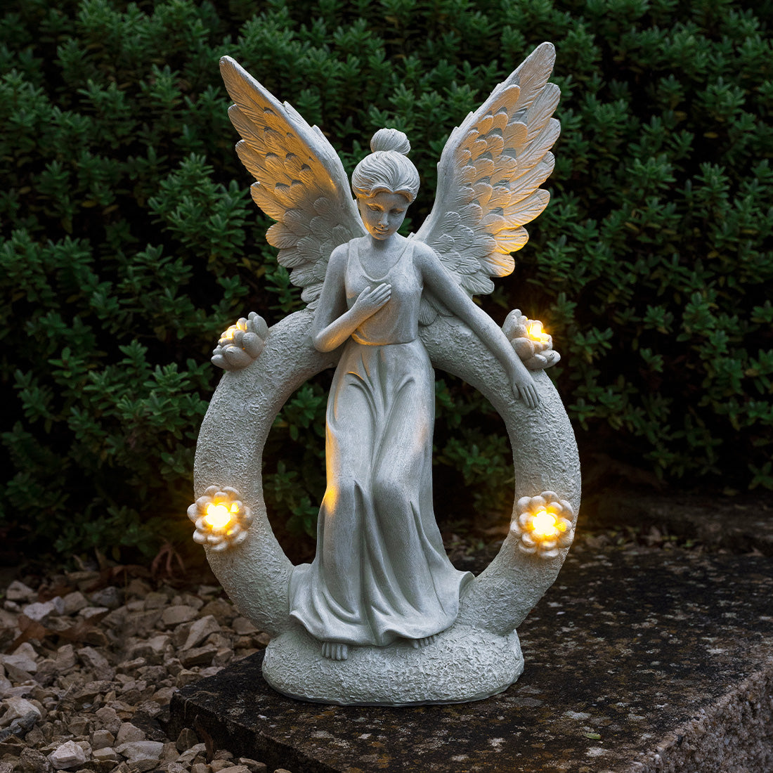 Solarleuchte Engel aus Kunststein mit LED-Blumenbeleuchtung für Außenbereiche.