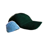 Dunkle Fleece-Mütze mit hellem, flauschigem Ohrenschutz auf weißem Hintergrund.