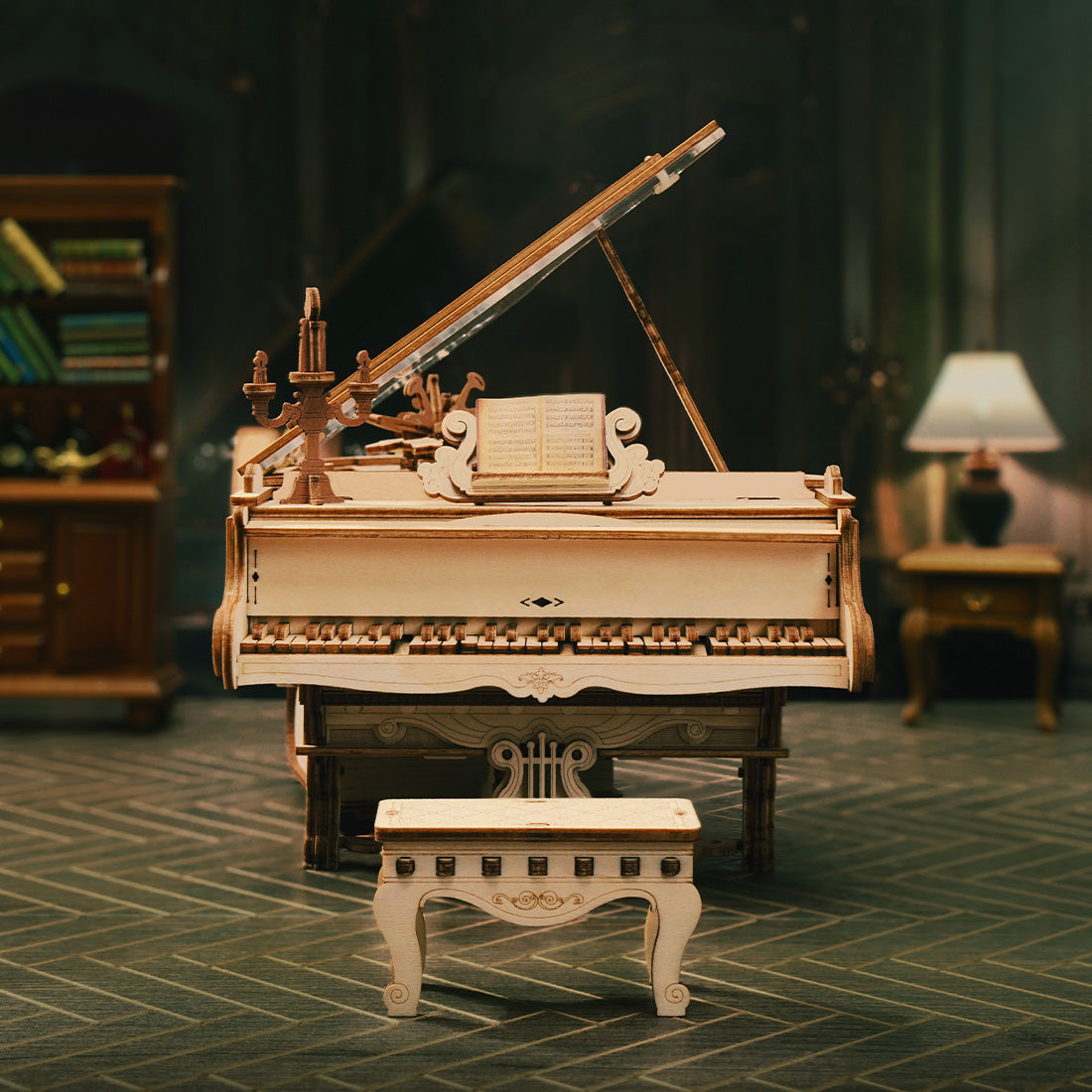 Frontansicht des zusammengesetzten Pianos mit aufgeklapptem Deckel, Notenheft auf hübsch verziertem Notenständer und detailreicher Klavierstuhl davor