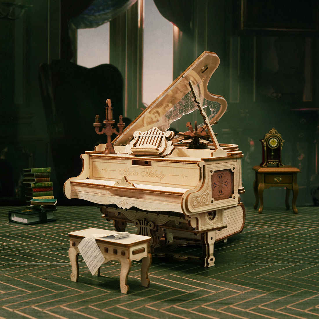 Seitliche Ansicht des zusammengesetzten, detailreichen Pianos und Notenheft auf dem Klavierstuhl
