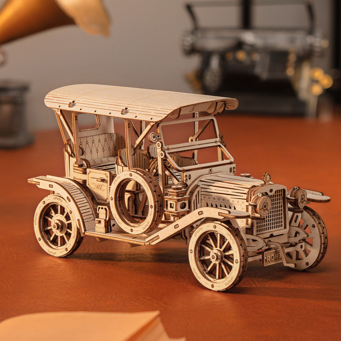 Seitliche Ansicht des detailreichen, fertig zusammen gesetzten Oldtimers auf einem Schreibtisch oder Sideboard