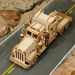 Fertig zusammen gesetzter Truck von oben in Modell-Landschaft mit Sand und Steinen