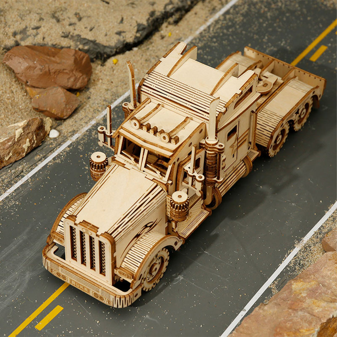 Fertig zusammen gesetzter Truck von oben in Modell-Landschaft mit Sand und Steinen