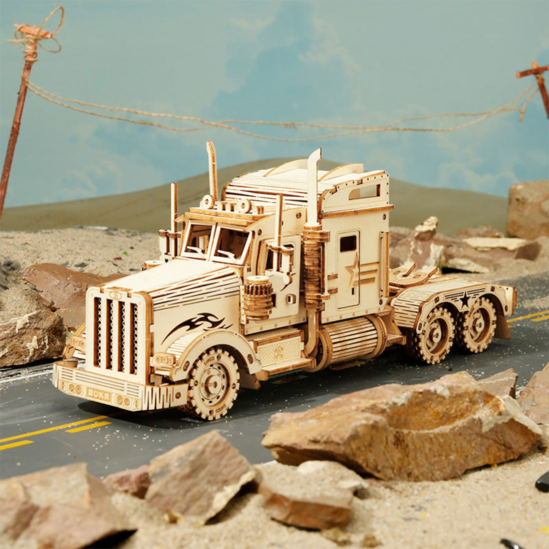 Fertig zusammen gesetzter Truck von der Seite, auf Modell-Strasse mit Sand- und Steine-Modelllandschaft