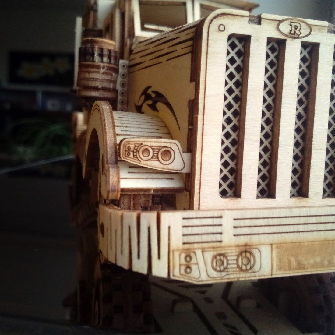 Detail-Ansicht des Trucks von vorne, vom Scheinwerfer und Teil des detailreichen Kühlergrills