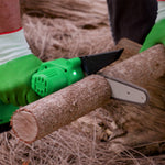 Die Pocket Saw schneidet mühelos durch Äste – perfekt für Gartenarbeiten und Baumschnitt.