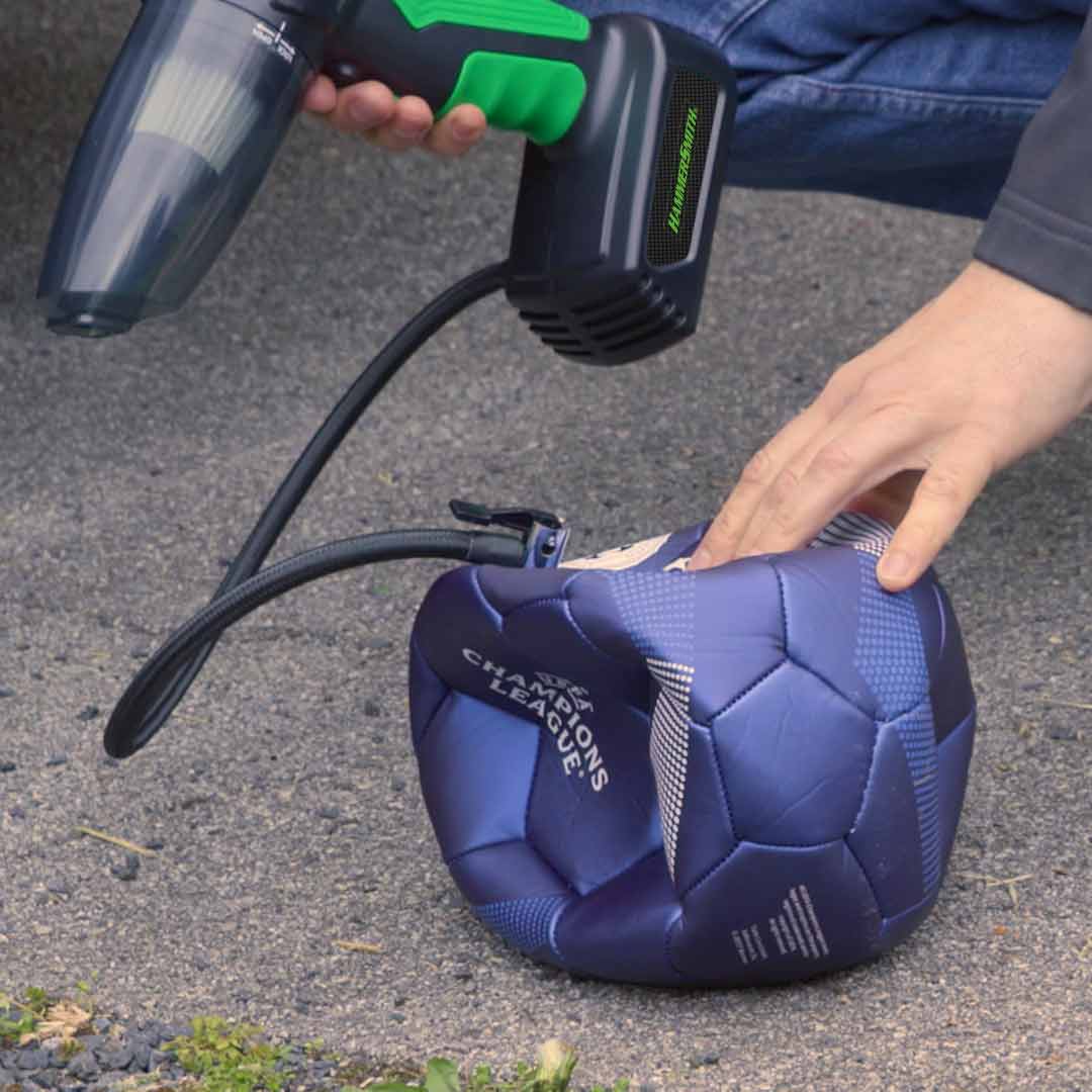 Mit dem Hammersmith AirStorm wird ein Ball über ein Schlauchventil aufgepumpt.