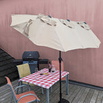 Extrabreiter, aufgespannter sandfarbener Sonnenschirm auf Terrasse