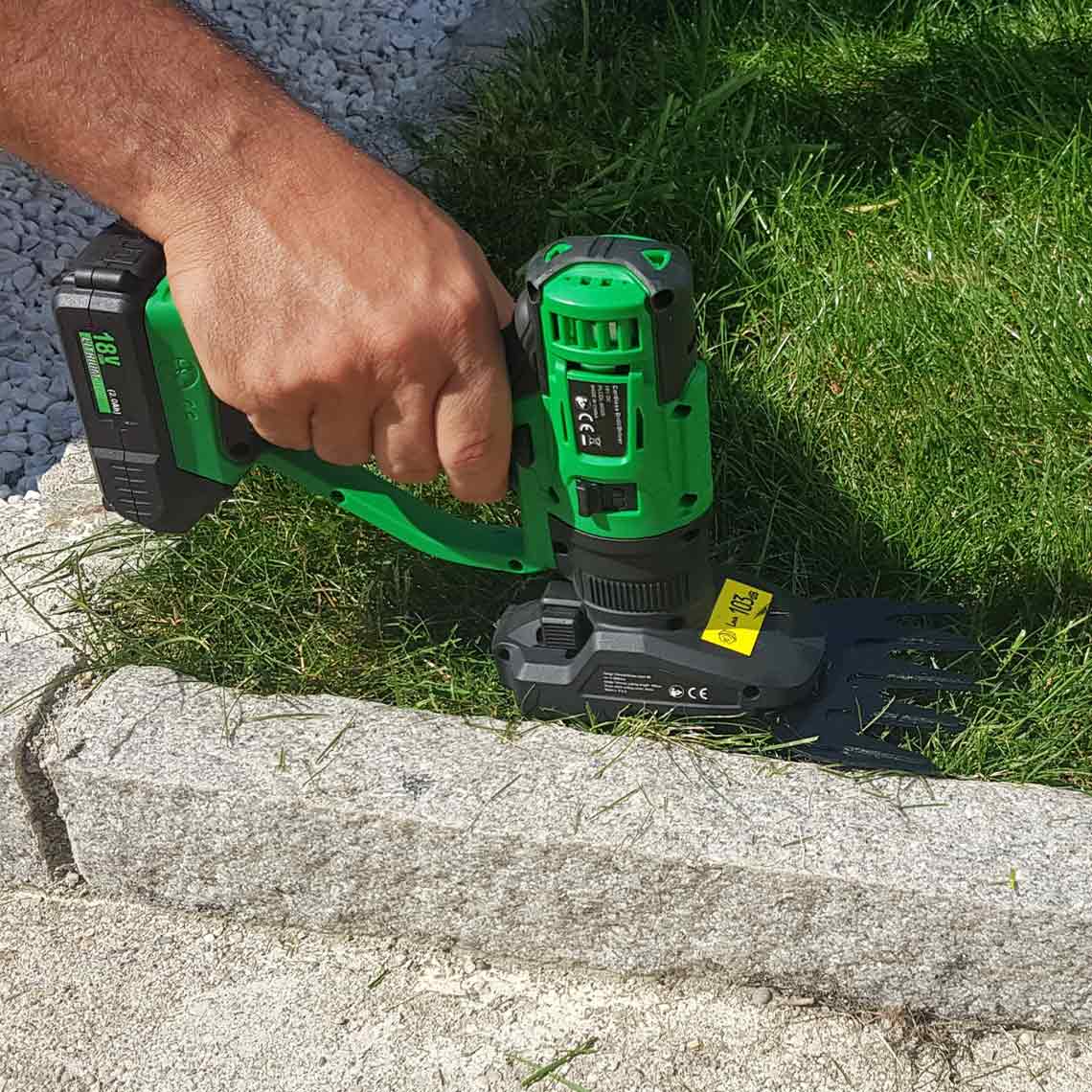 Der Hammersmith MultiTool mit Rasenscheren-Leiste – ideal zum präzisen Schneiden von Rasenkanten.