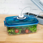Frischer Salat in einer Vakuumierdose mit angeschlossenem Schlauch – ideal zur längeren Aufbewahrung.