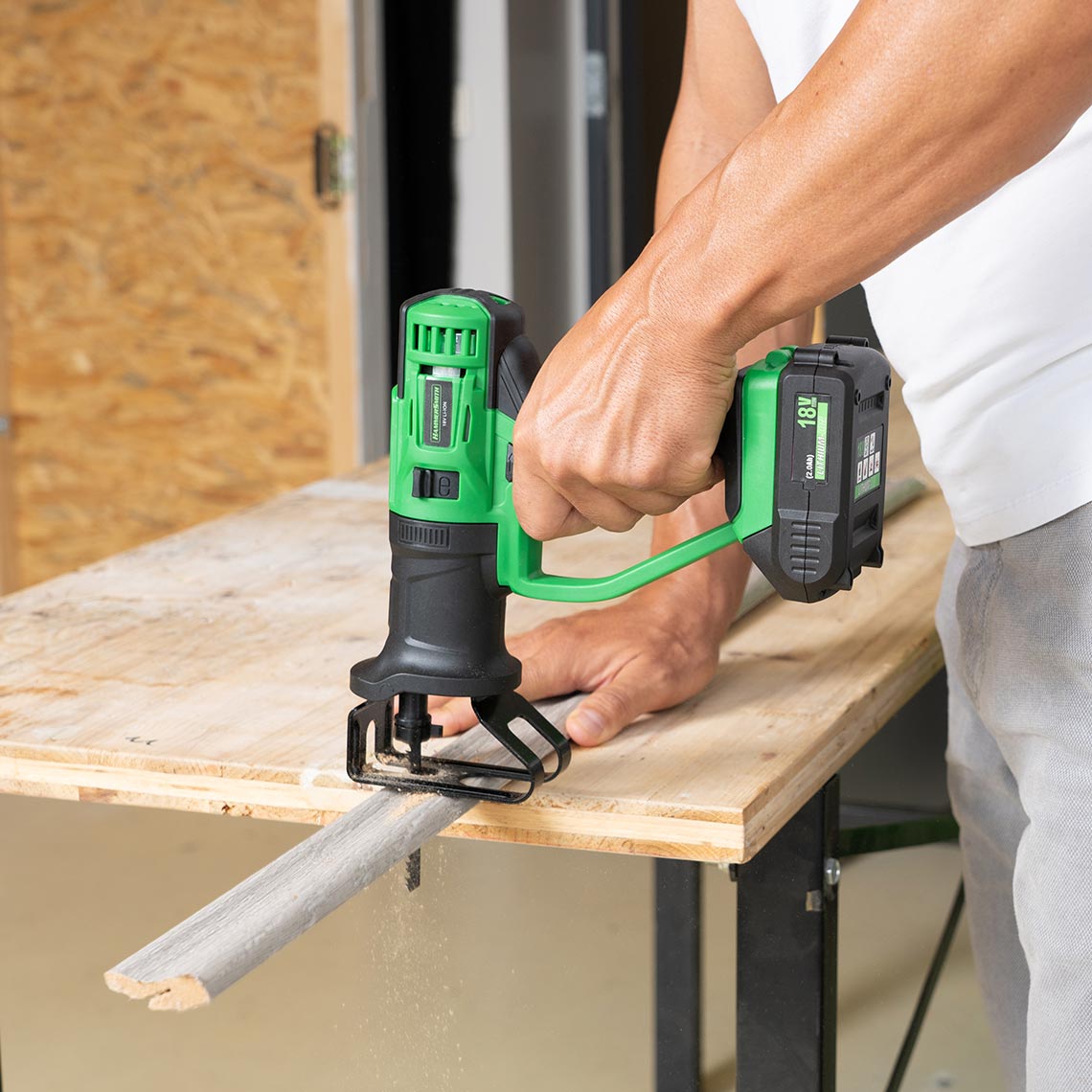 Das Hammersmith MultiTool schneidet präzise durch eine Leiste – perfekt für Heimwerkerarbeiten.