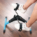 Person nutzt den Pedaltrainer mit Turnschuhen in den Fußschlaufen. Gut sichtbares Display in der Mitte.