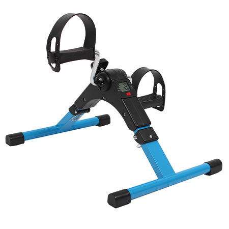 Pedaltrainer frei auf weissem Hintergrund. Gut sichtbare Pedale mit breiten Fußschlaufen und Display des Pedaltrainers.