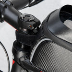 Detailaufnahme des Klettverschlusses der Fahrradtasche, befestigt an der Lenkstange des Fahrrades