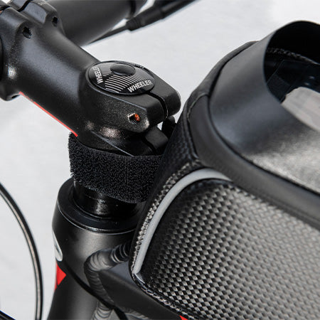 Detailaufnahme des Klettverschlusses der Fahrradtasche, befestigt an der Lenkstange des Fahrrades