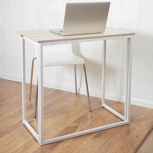 Kompakter Falt-Tisch mit Metallgestell und Holzplatte – ideal für Homeoffice oder kleine Räume.